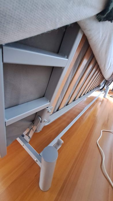 Sofá 3 lugares, sofá/cama com 2 conjuntos de capas amovíveis.