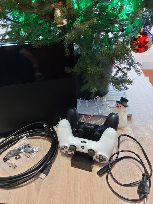 Sony PlayStation 4 PS4 (2 нових джойстики, диски з іграми, заряд. стан