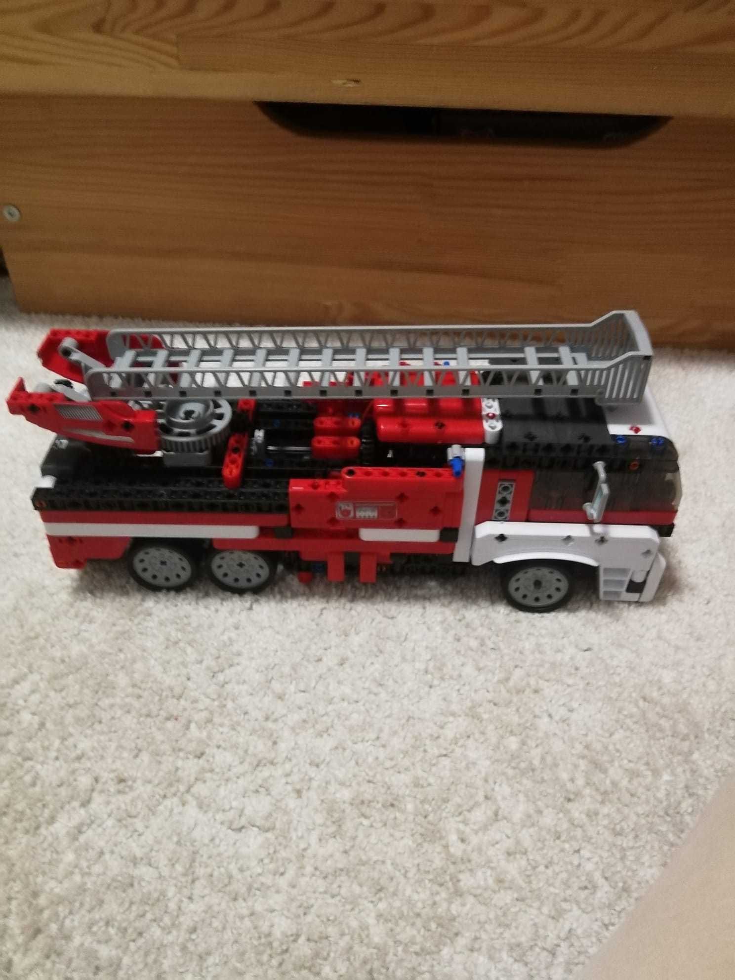 Samochód strażacki Clementoni - B. dobry stan, komplet. Jak Lego.