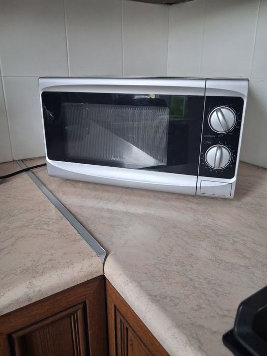 Mikrofalówka Amica mało używaną szara czarna szkło rozmrażanie sprawna