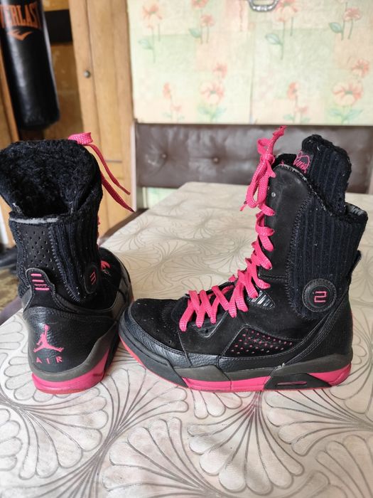 Продам сапоги ботинки на девочку оригинал) Jordan 22.5 см .