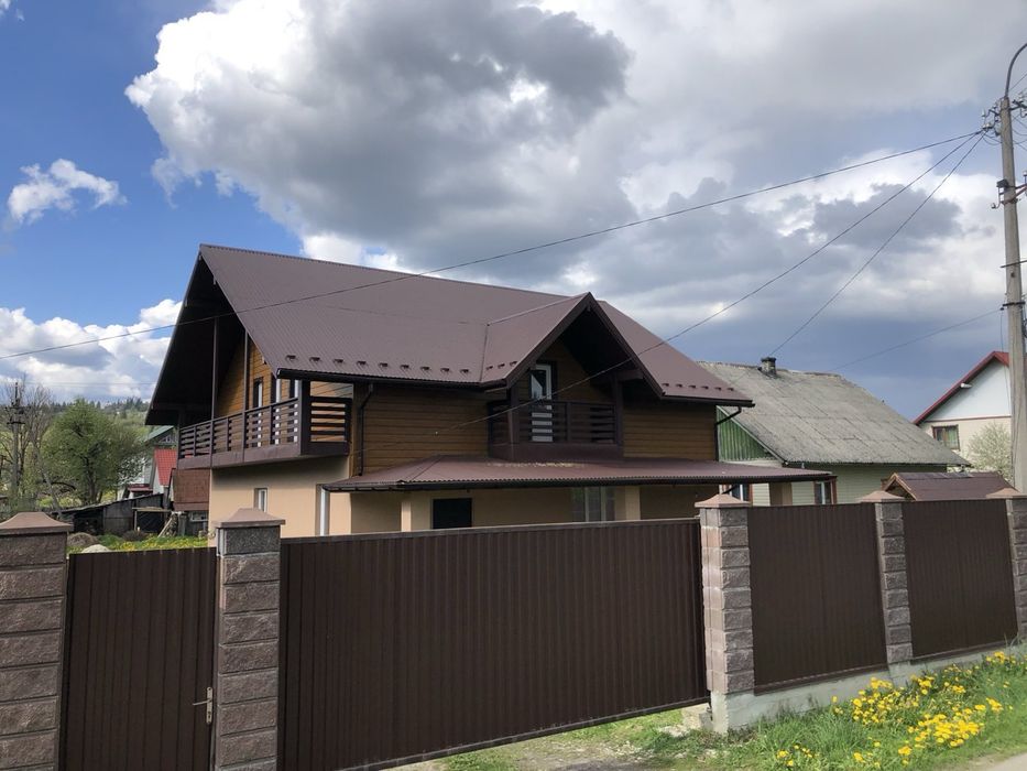 Славсько у центрі будинок! Без власників!Чан !