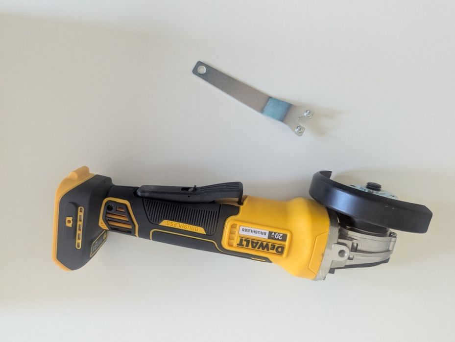 rebarbadora angular sem fios DeWalt, provavelmente o modelo DCG405N XR