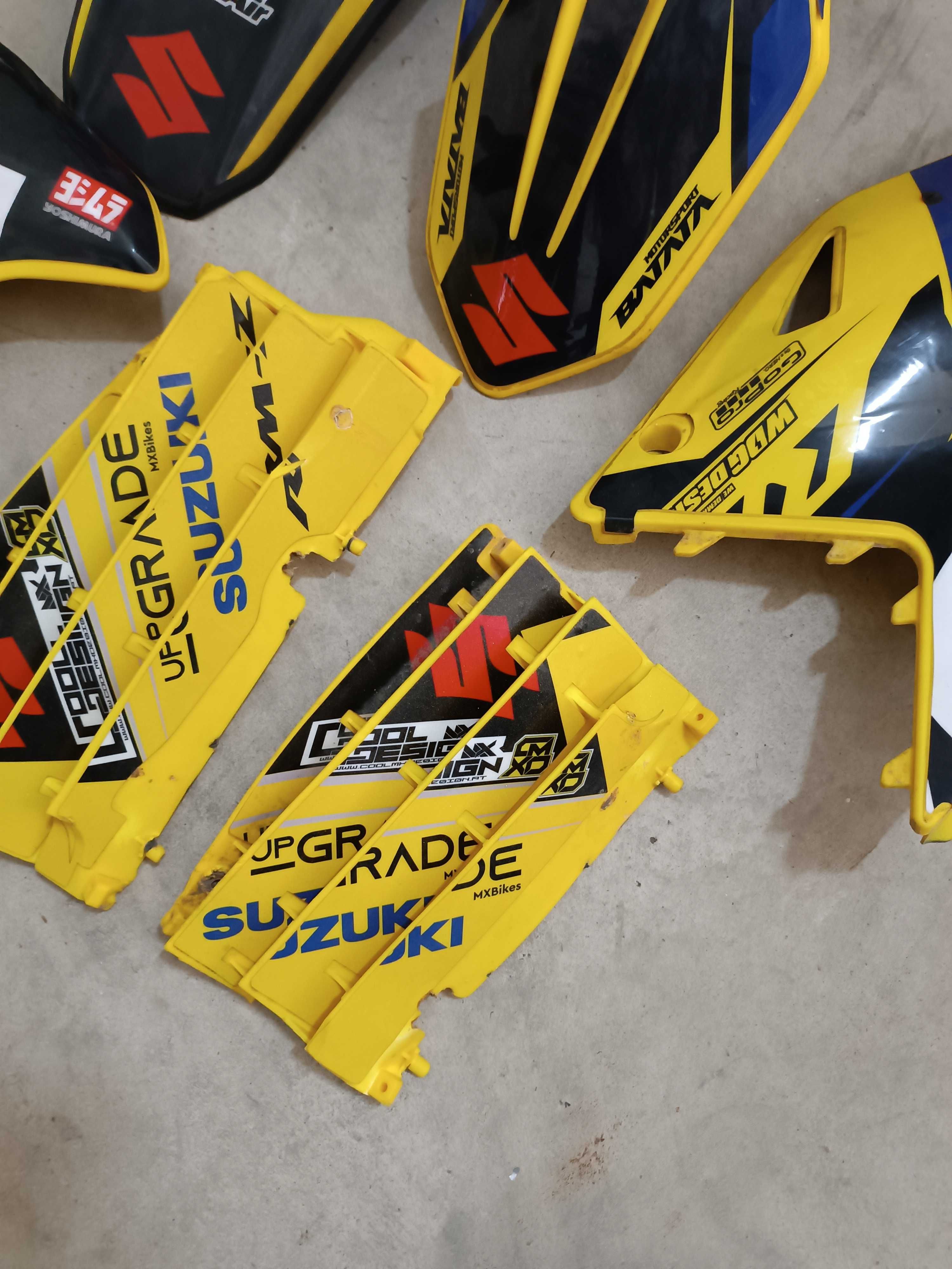 Suzuki RMZ 450 kit plásticos originais com autocolantes