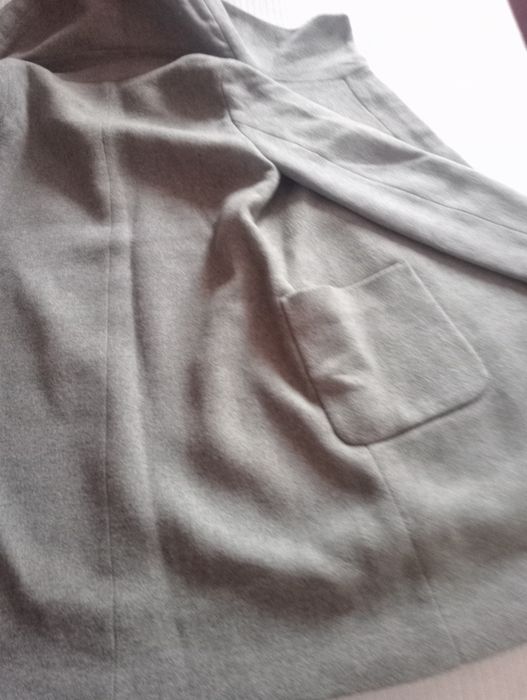 Casaco comprido em cinza descontraído com capuz e estilo _- Zara