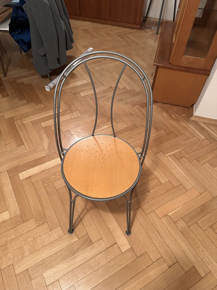 Metalowo-drewniane krzesła