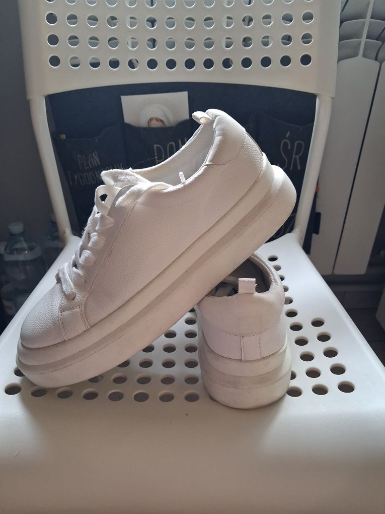 Białe adidasy F&F