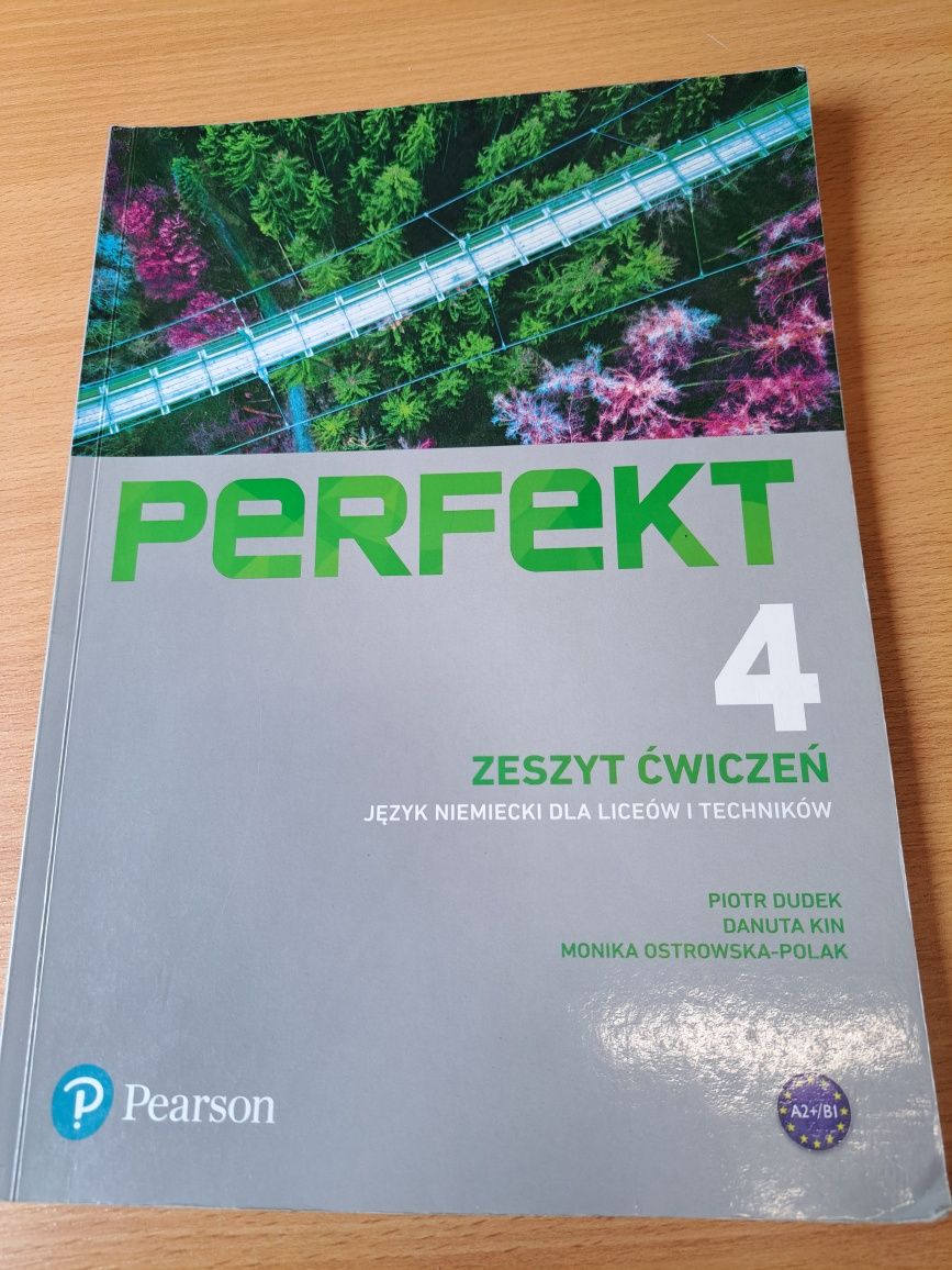 Zeszyt ćwiczeń ,,Perfekt 4". Częściowo uzupełniony ołówkiem