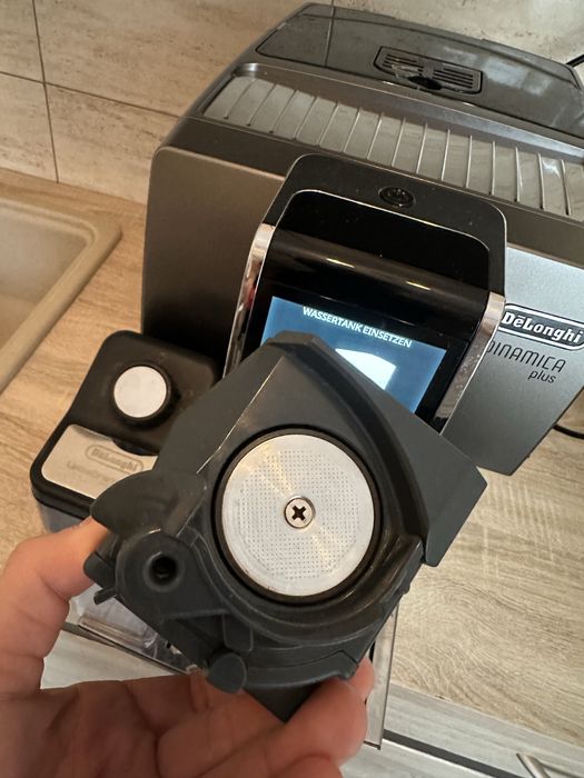 Кавомашина Delonghi Dinamica Plus  стан нової кавомолка  Delonghi
