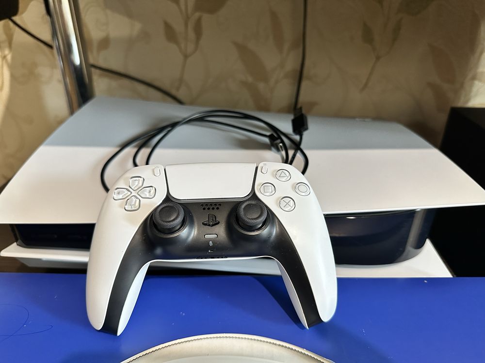 Игровая приставка PS5 с дисководом на 825гб