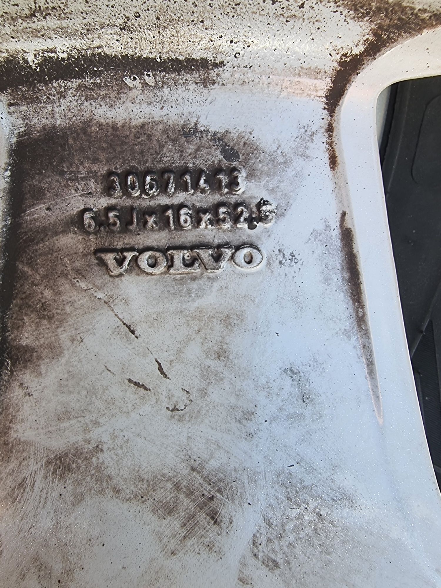 4x Felgi aluminiowe Volvo 5x108 z oponami letnimi 205 55r16 Nokian