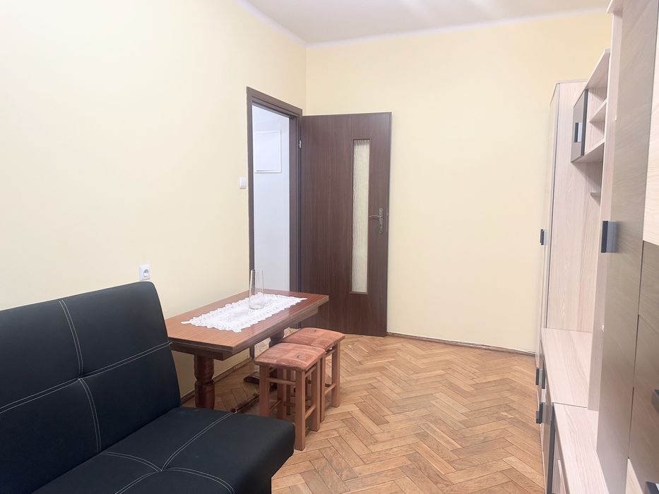 Do wynajęcia M3 z oddzielną kuchnią, idealne dla studentów.