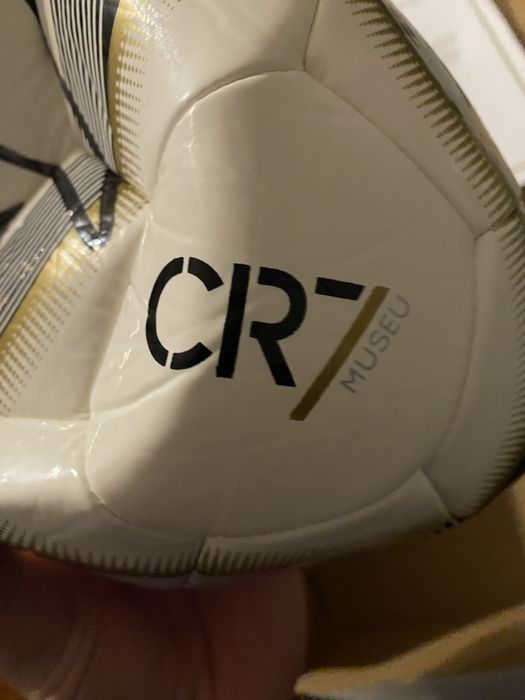 Bola assinada CR7