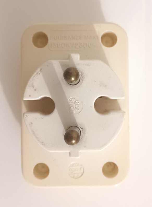 Tripla, Adaptador de corrente elétrica.