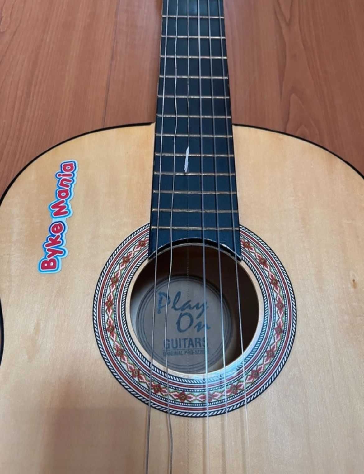 Guitarra da "Play On" com suporte tripé e capa protetora