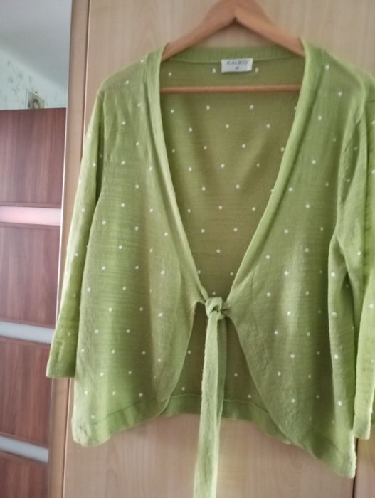 Sweterek damski bez zapięcia.