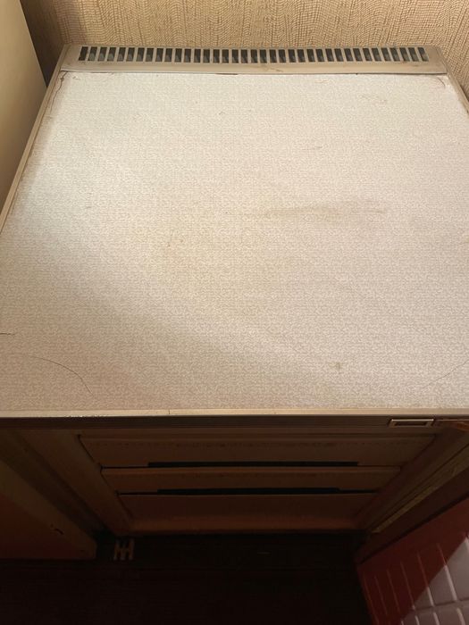 Продам морозильную камеру и две ножные швейные машинки