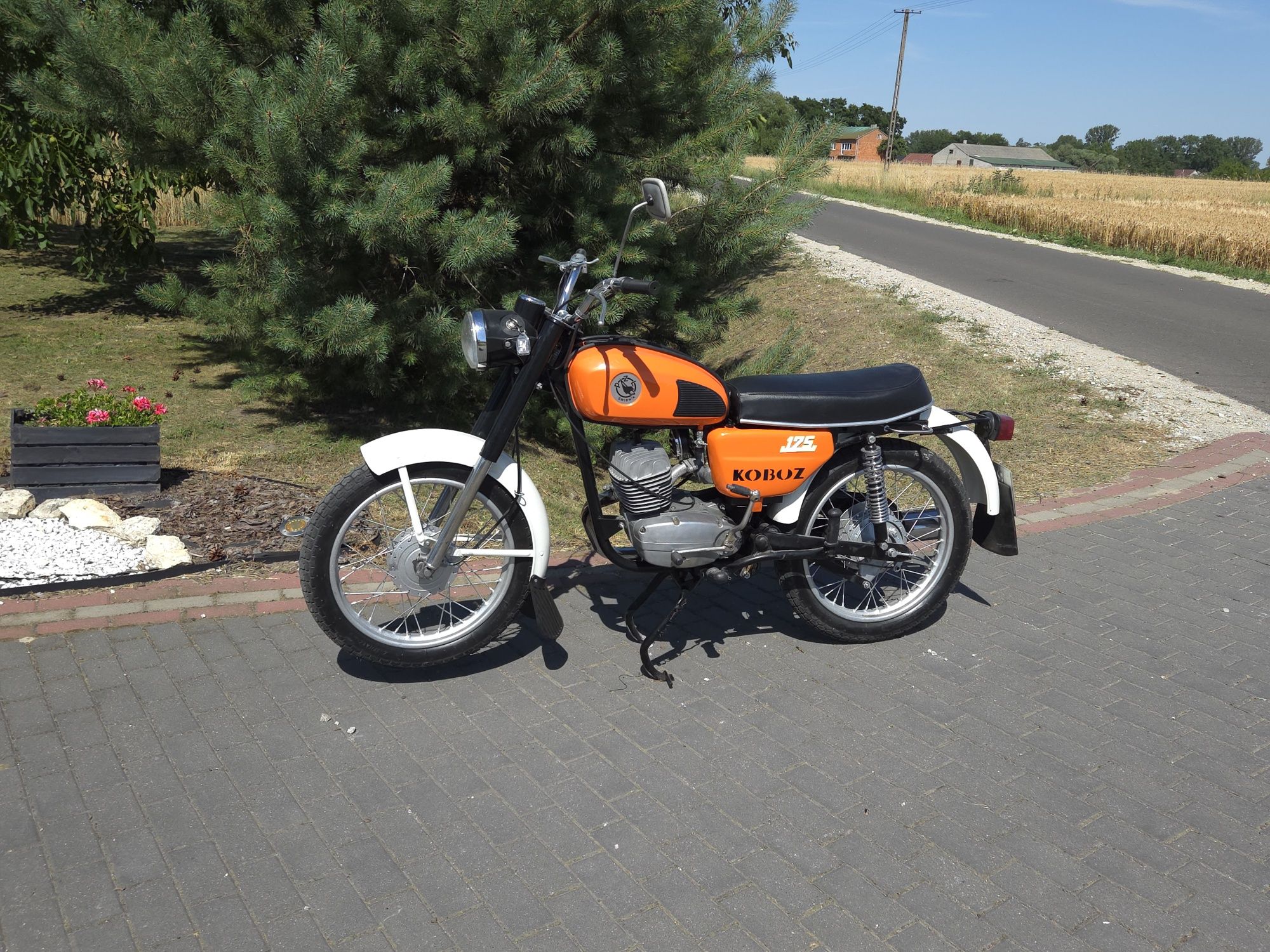 Wsk kobuz 175 w dobrym stanie. Zarejestrowany na białej tablicy.