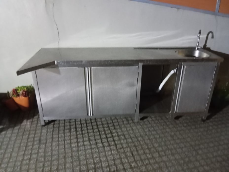 Banca ou escaparate com pia e portas em inox