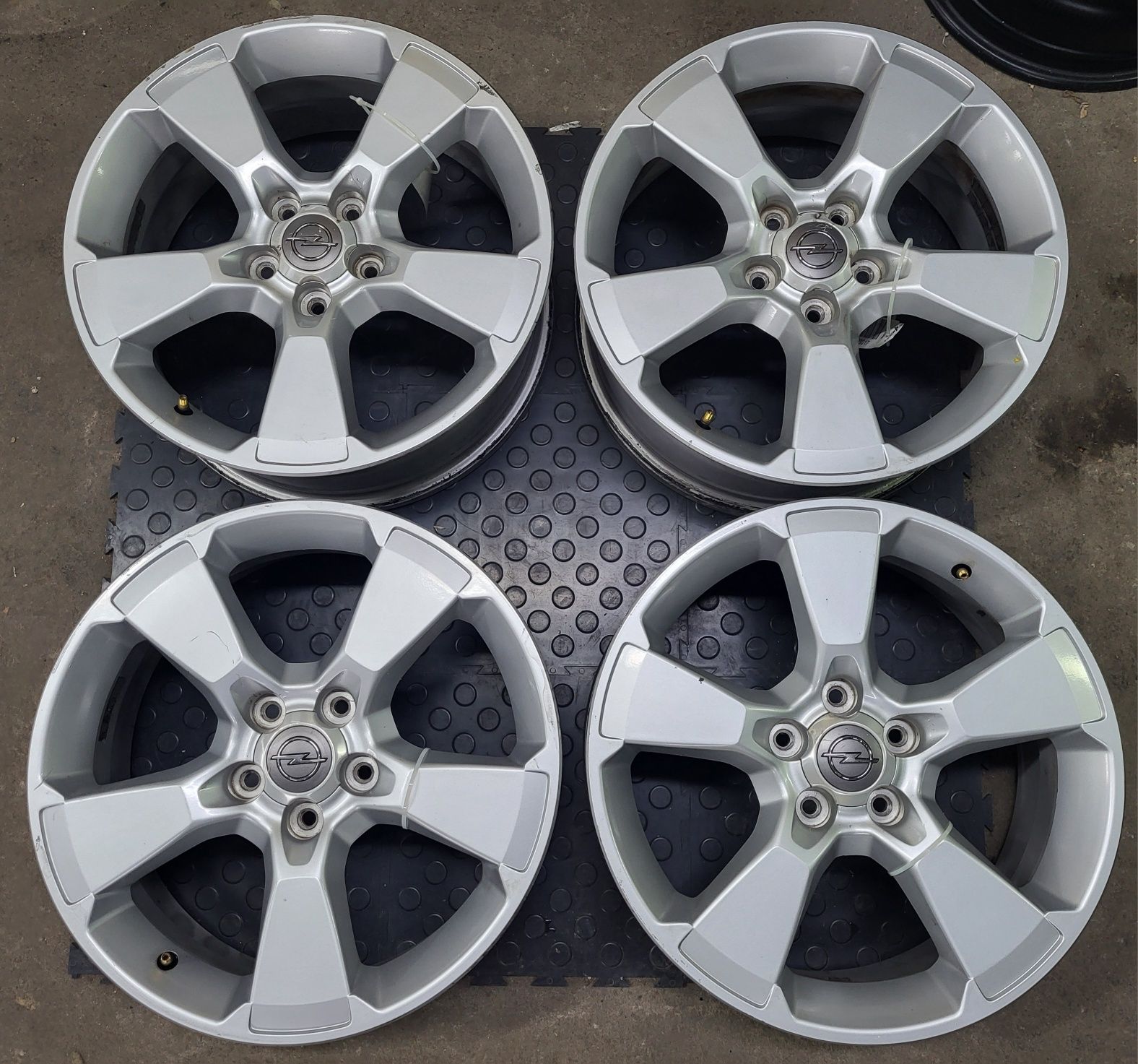 Felgi Aluminiowe 5x115 7Jx18 ET 45 Opel Zafira Astra J Chevrolet
