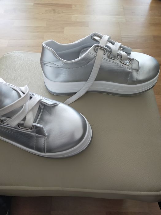 Srebne  buty damskie na grubym spodzie rozmiar 38