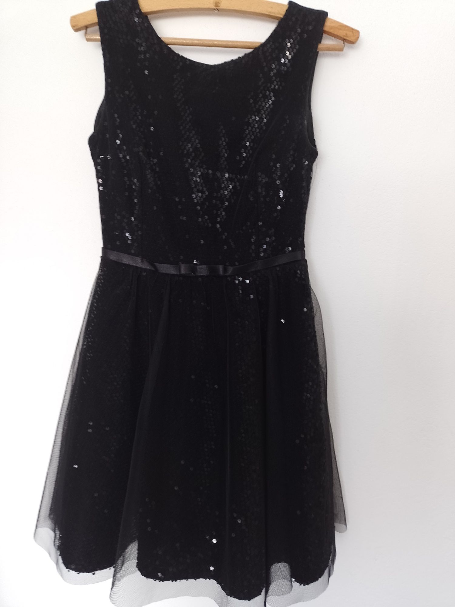 Elegancka czarna sukienka - rozmiar 34.