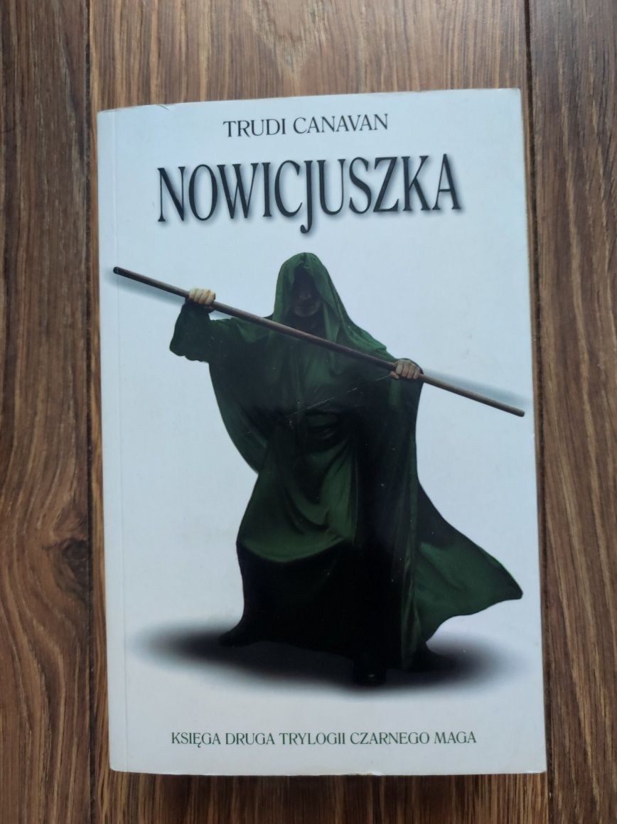 Książka Nowicjuszka Trudi Canavan.
Trudi Canavan