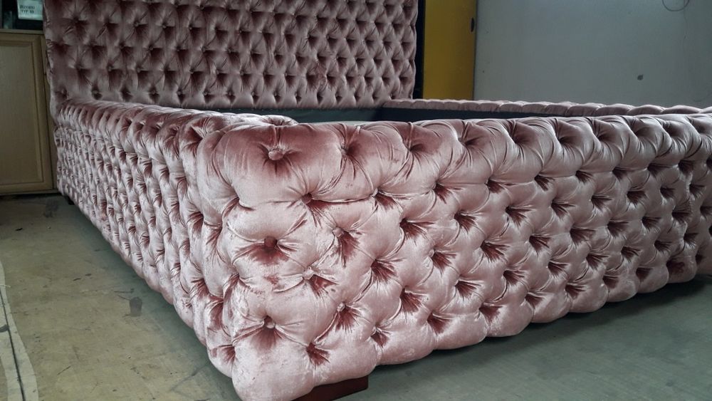 Piękne ogromne łoże sypialniane z materacem