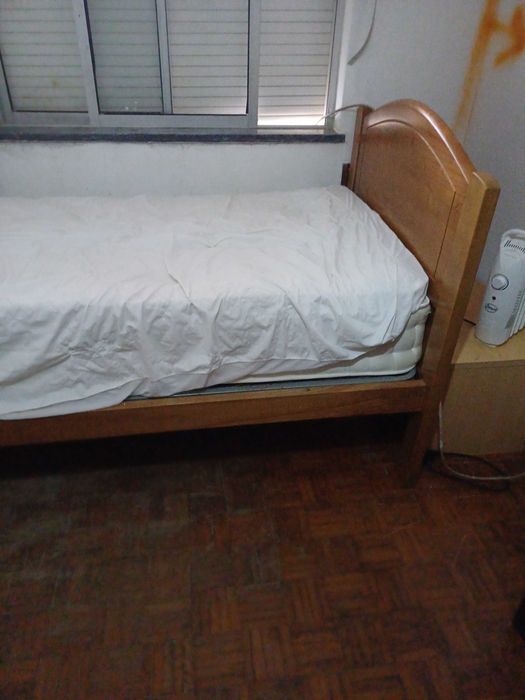 Cama de corpo e meio. Com colchão