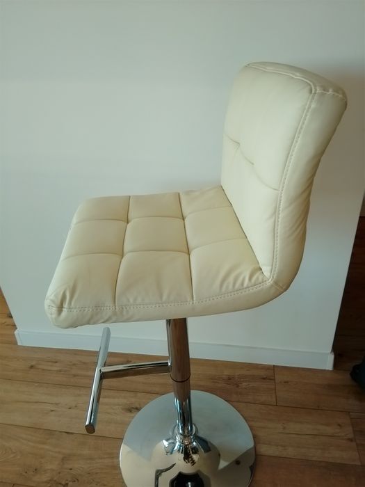 Krzesła hoker kremowe