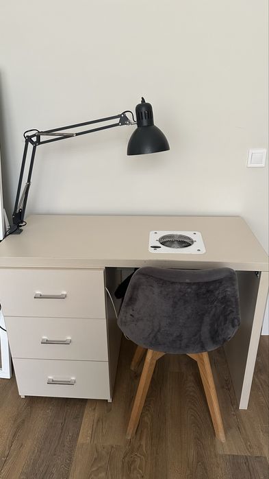 Стіл, витяжка для майстра манікюру