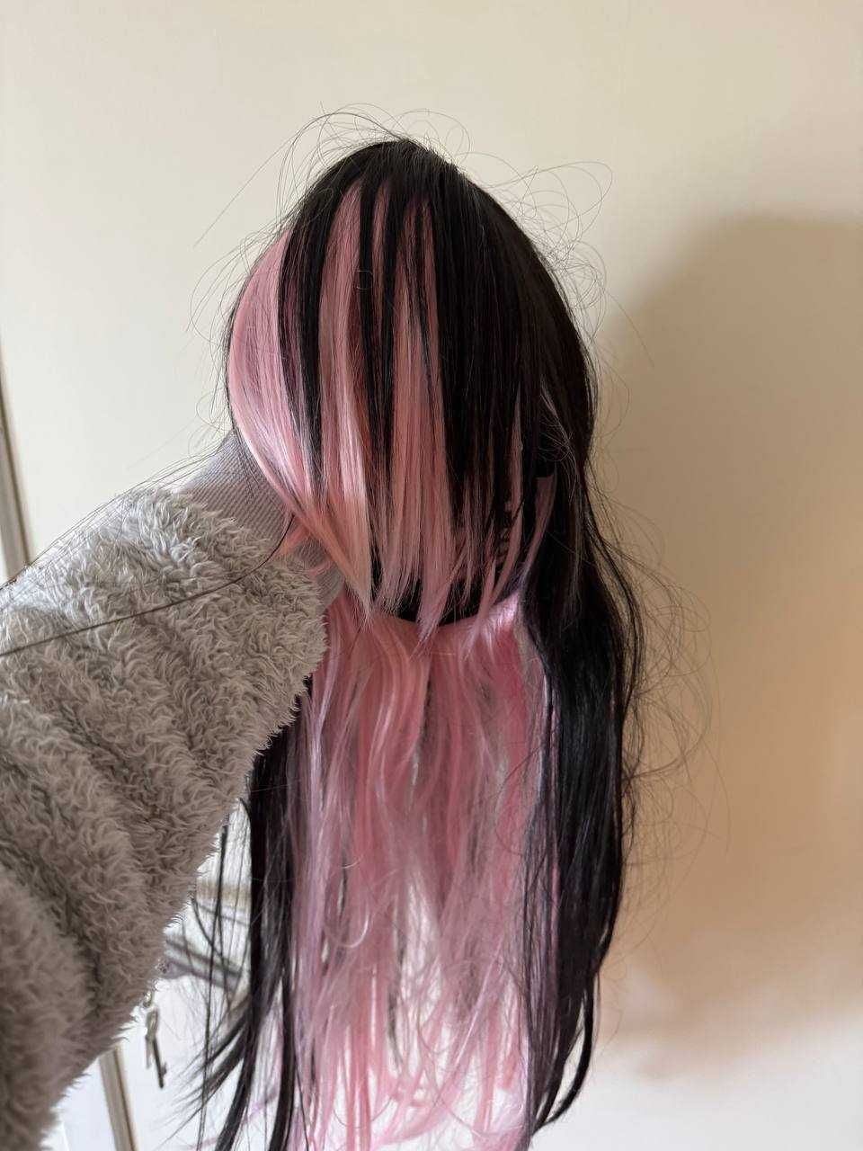 Peruca longa preta e rosa
