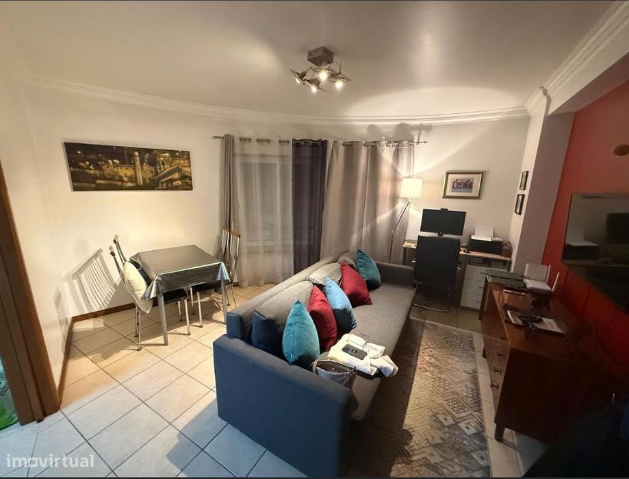 Excelente T1 mobilado e decorado, c/estacionamento, centro da Malveira