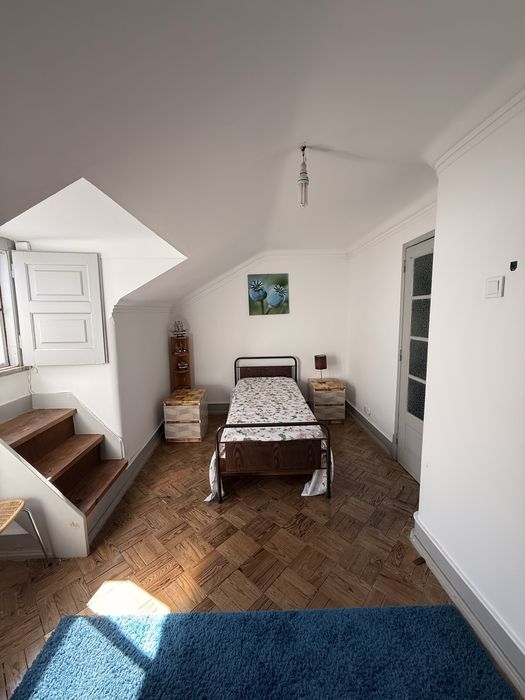 Quarto pra arrendar em Algés