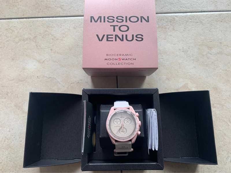 Omega x Swatch SO33P100 Venus - Gradienty Czerwonego i Oranżowego