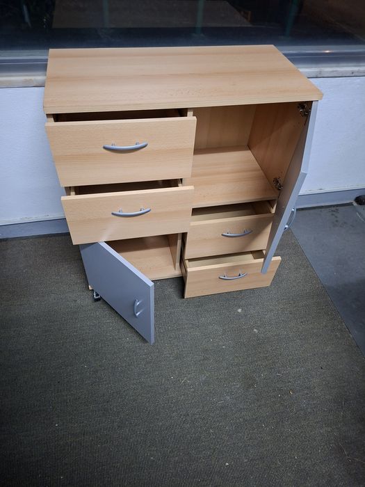 Pequeno armario com rodas