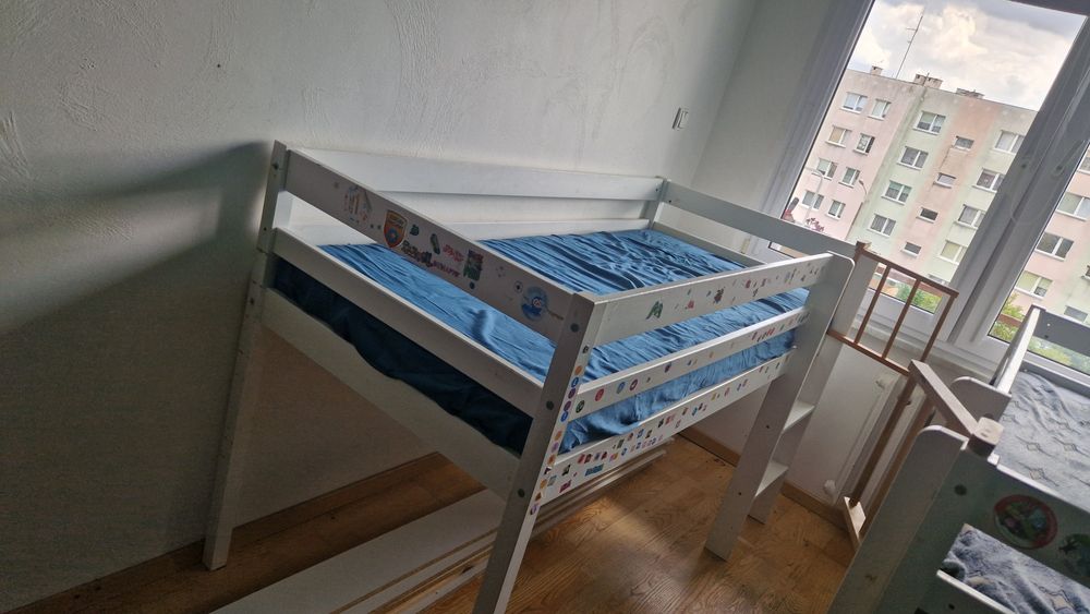 Łóżka z antresolą i zasłonkami