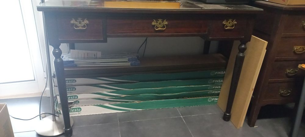 Mesa com três gavetas e tampo de vidro