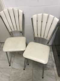 Cadeiras vintage brancas cabedal