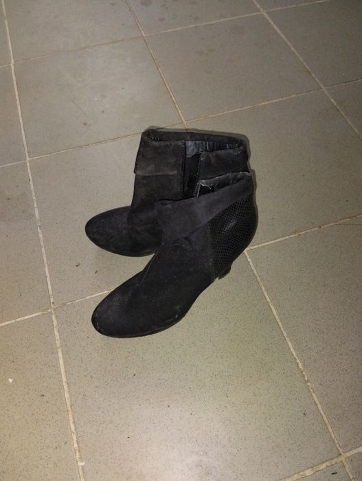 Botins pretos de camurça da Guimarães