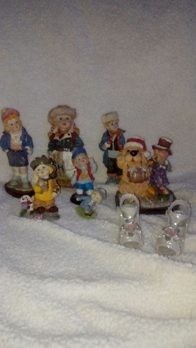 Figurki 7 szt. na podstawkach oraz porcelanowe buciki