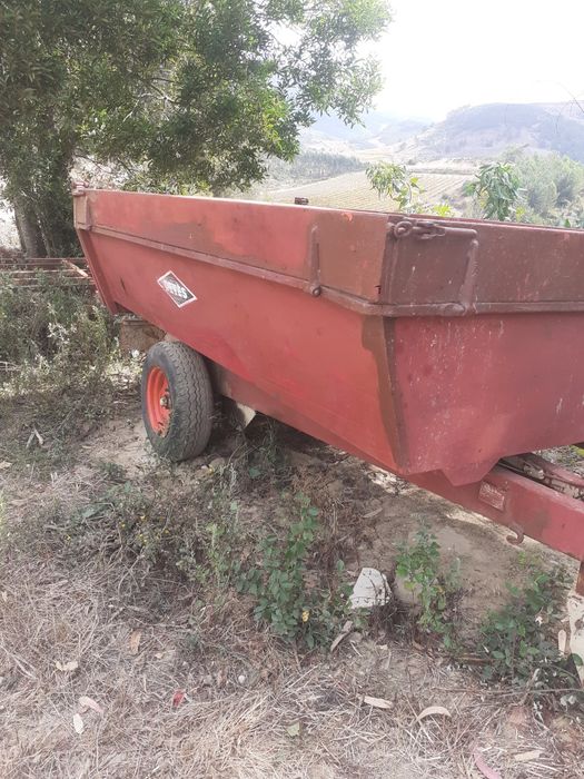 Reboque basculante