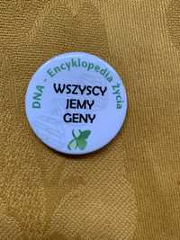 Przypinka - Wszyscy jemy geny, DNA - Encyklopedia Życia