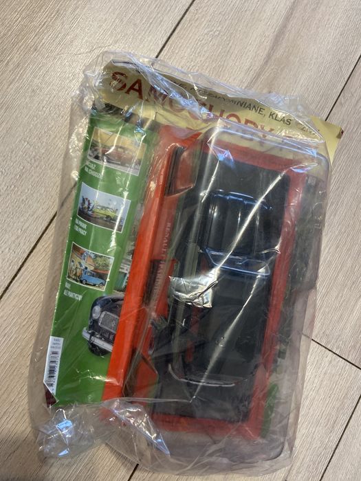 Samochody PRL NR 68 Renault 4 Parisienne 1964 model Hachette