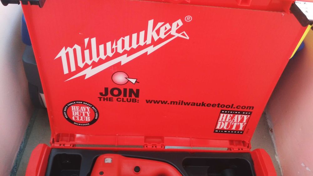 Лобзик Milwaukee.