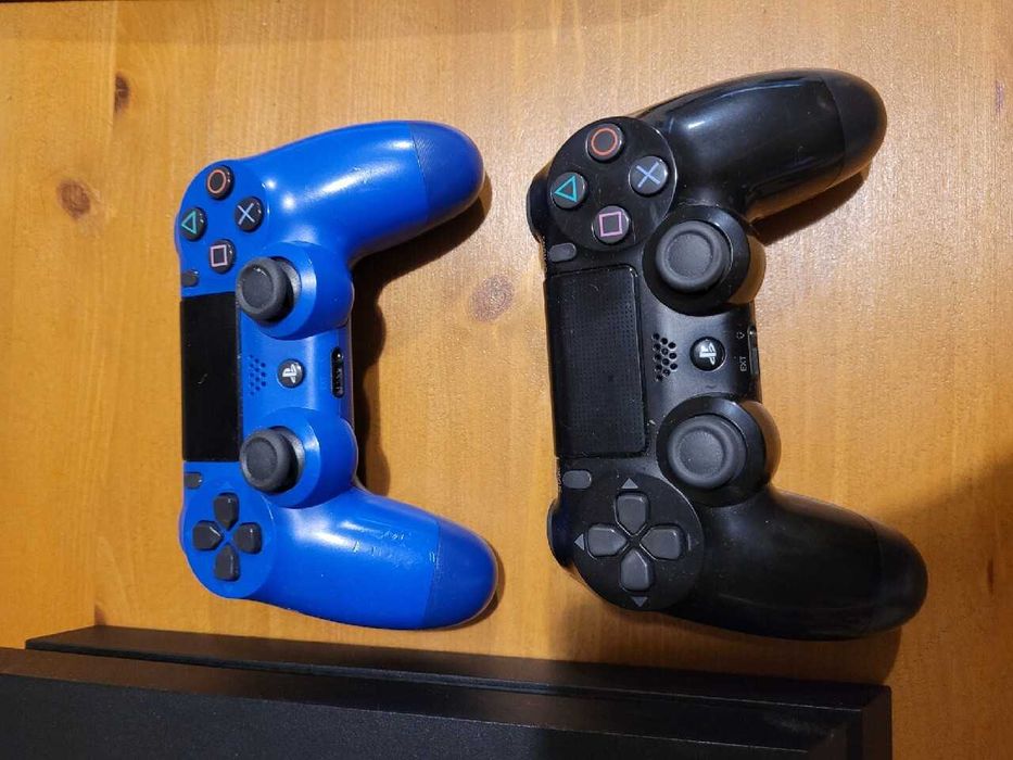 PS4 + 2 pady i stacja ładująca -   uszkodzona ale działa
