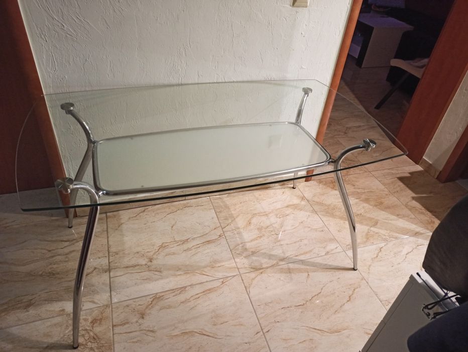 Szklany stół do jadalni