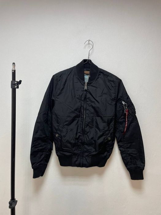 Нейлоновый бомбер Alpha Industries