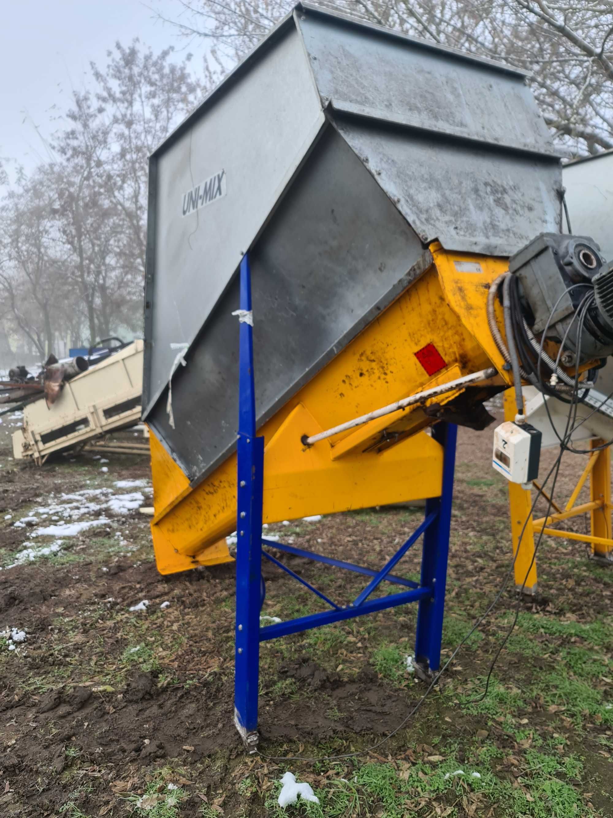 Zbiornik bufor podający trocin i nie tylko
