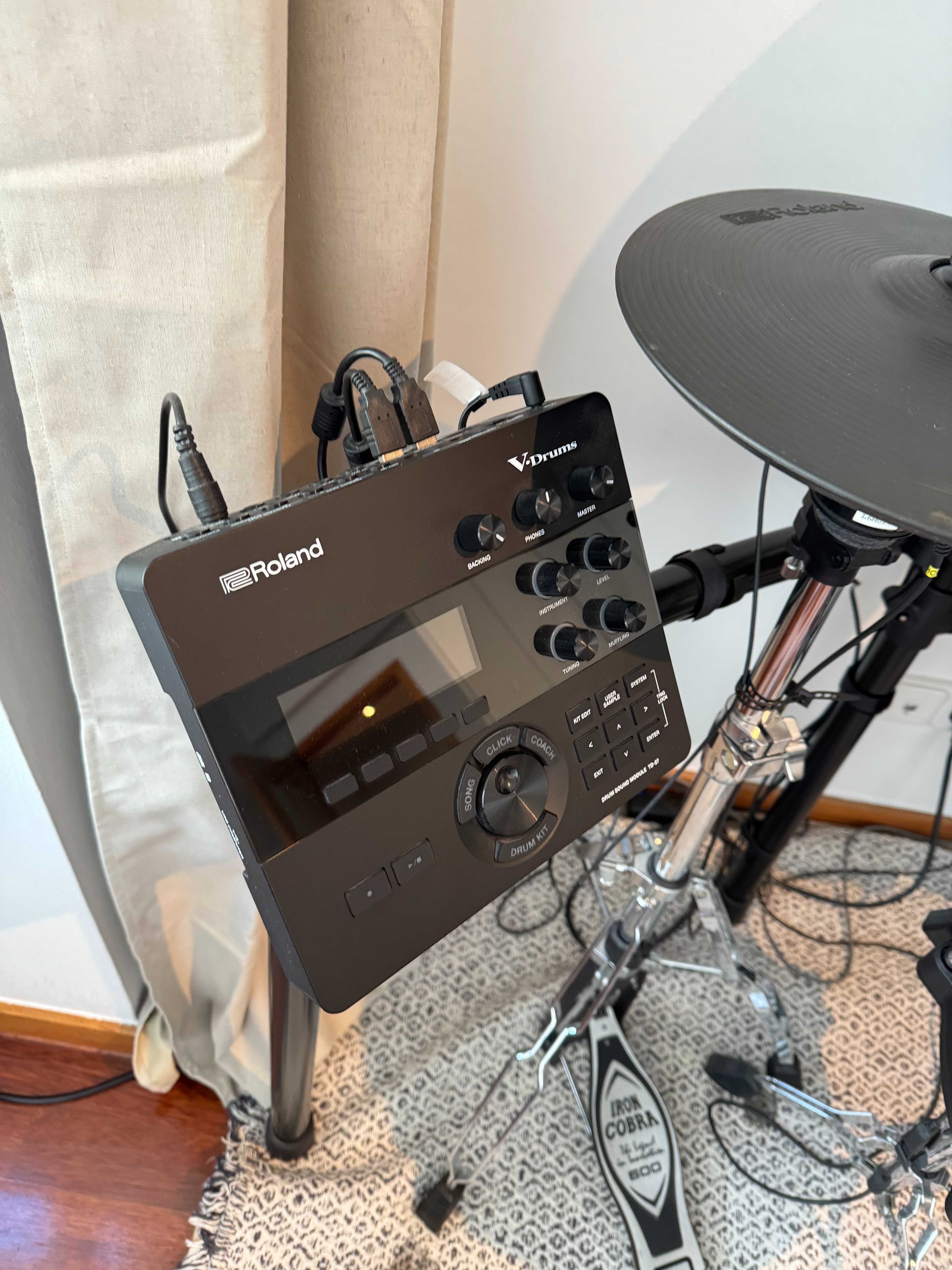 Roland TD27-KV com ferragens Iron Cobra e Stagemaster